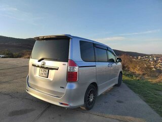 2010 Toyota Noah II (R70), серебристый, 1200000 рублей, вид 5