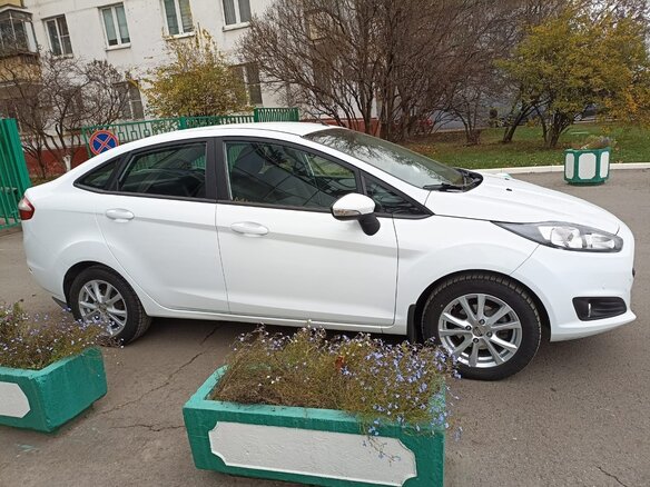 2016 Ford Fiesta Mk6 Рестайлинг, белый, 1300000 рублей - вид 6