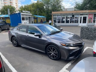 2021 Toyota Camry VIII (XV70) Рестайлинг, серый, 2350000 рублей, вид 3