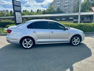 2014 Volkswagen Jetta VI Рестайлинг, серебристый, 1300000 рублей, вид 4