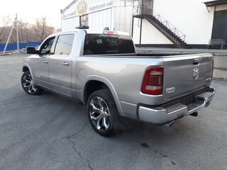 2023 Ram 1500 Crew Cab V, серебристый, 9287113 рублей, вид 3