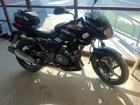 2019 Bajaj Pulsar 180, чёрный, 140000 рублей, вид 1