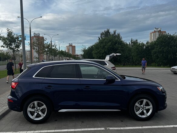 2023 Audi Q5 40 TFSI II (FY) Рестайлинг, синий, 3345000 рублей - вид 3