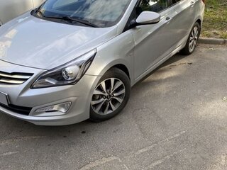 2015 Hyundai Solaris I Рестайлинг, серебристый, 800000 рублей, вид 1