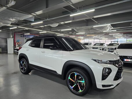 2023 Chevrolet TrailBlazer III, белый, 2450000 рублей, вид 2
