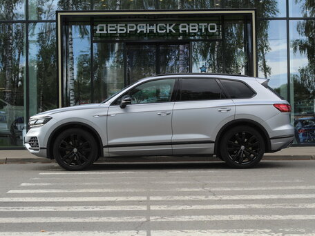 2020 Volkswagen Touareg III, серебристый, 7000000 рублей, вид 2
