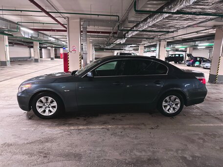 2004 BMW 5 серии 525i V (E60/E61), серебристый, вид 4