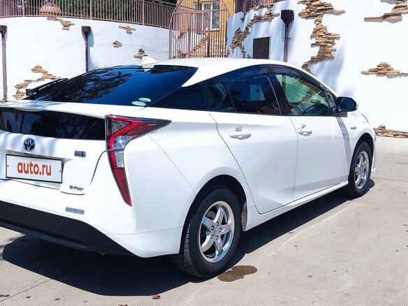 2016 Toyota Prius IV (XW50), белый, 1750000 рублей - вид 2