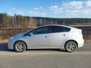 2010 Toyota Prius III (XW30), серебристый, 850000 рублей, вид 4