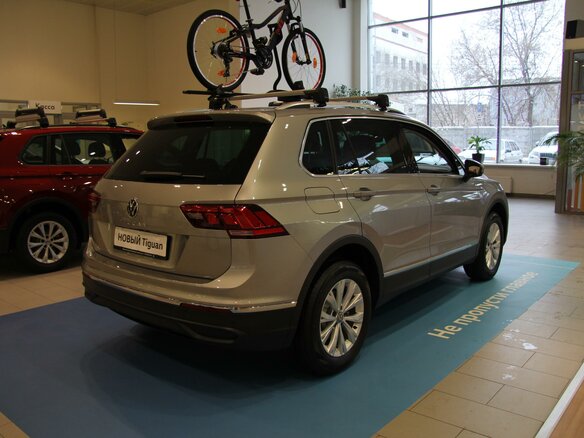 2021 Volkswagen Tiguan II Рестайлинг, серебристый - вид 3