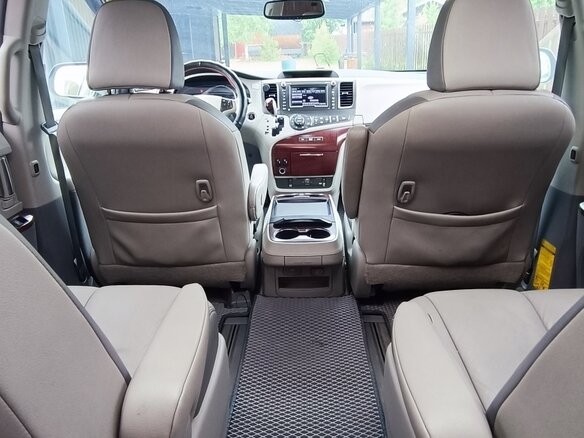 2011 Toyota Sienna III, серый, 2400000 рублей - вид 6