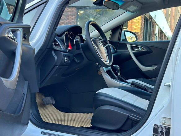 2011 Opel Astra J, белый, 700000 рублей - вид 7
