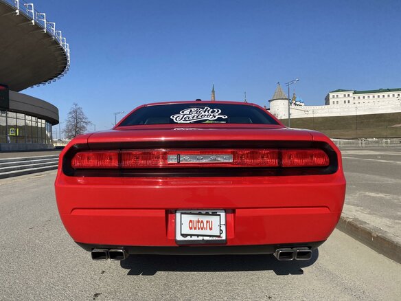 2009 Dodge Challenger III, красный - вид 4