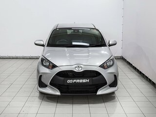 2020 Toyota Yaris IV, серый, 1229000 рублей, вид 3