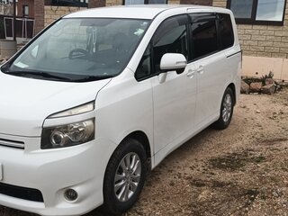 2008 Toyota Voxy II (R70), белый, 1600000 рублей, вид 2