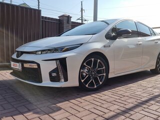 2018 Toyota Prius IV Рестайлинг (XW50), белый, 2300000 рублей, вид 2