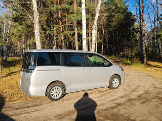 2020 Toyota Voxy III (R80) Рестайлинг, серебристый, 2620000 рублей, вид 2