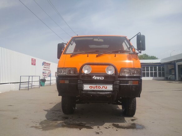 1989 Mitsubishi Delica III, оранжевый - вид 2