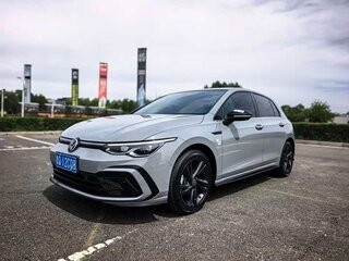 2023 Volkswagen Golf VIII, серебристый, 1650000 рублей, вид 3