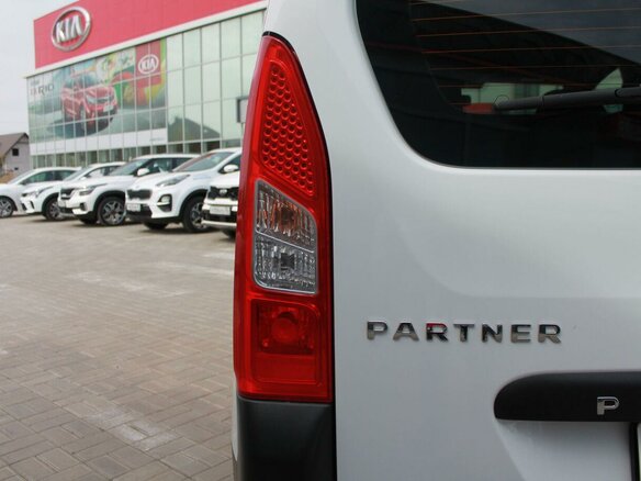 2010 Peugeot Partner II, белый - вид 9