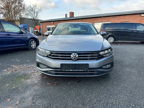 2020 Volkswagen Passat B8 Рестайлинг, серебристый, 2350000 рублей - вид 2