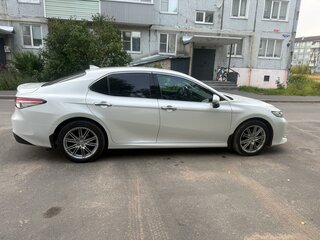 2019 Toyota Camry VIII (XV70), белый, 2850000 рублей, вид 2