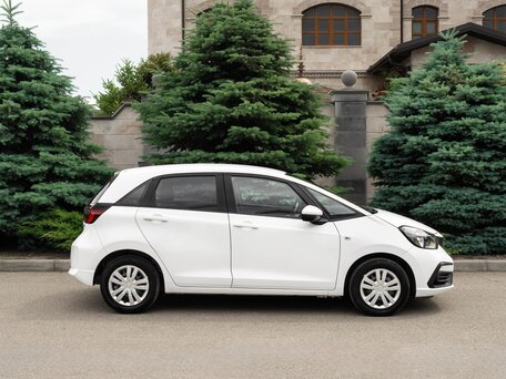 2022 Honda Fit IV Рестайлинг, белый, 1370000 рублей, вид 5