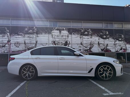 2021 BMW 5 серии 530i xDrive VII (G30/G31/G38) Рестайлинг, белый, 5470000 рублей, вид 3