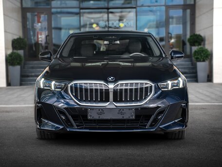 2025 BMW 5 серии 520i VIII (G60/G61/G68), чёрный, 6450000 рублей, вид 3