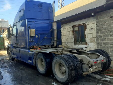 2002 Volvo VNL, синий, 2300000 рублей, вид 2