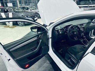 2017 Skoda Octavia III (A7) Рестайлинг, белый, 2400000 рублей, вид 4