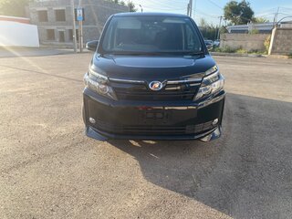 2015 Toyota Voxy III (R80), чёрный, 2200000 рублей, вид 1