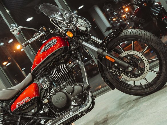 2026 Royal Enfield Meteor, красный, 528000 рублей - вид 16