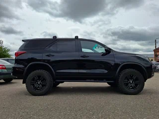 2020 Toyota Fortuner II Рестайлинг, чёрный, 5450000 рублей, вид 4
