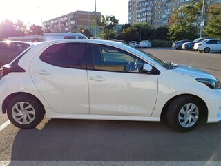 2021 Toyota Yaris IV, белый, 1250000 рублей, вид 3