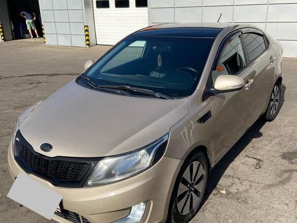 2013 Kia Rio 4-speed III, бежевый, 930000 рублей