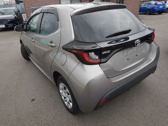 2020 Toyota Yaris IV, серый, 1450000 рублей - вид 4