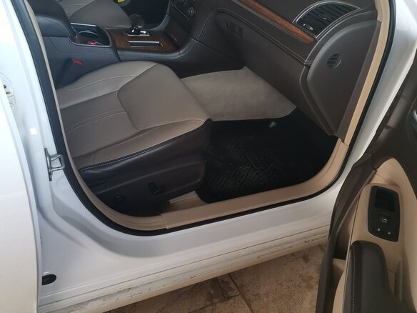2012 Chrysler 300C II, белый - вид 4