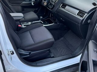 2018 Mitsubishi Outlander III Рестайлинг 2, белый, 1900000 рублей, вид 4