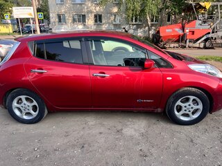 2016 Nissan Leaf 30kWh I (ZE0/AZE0), красный, 1150000 рублей, вид 3