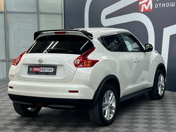 2013 Nissan Juke I, белый - вид 5