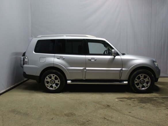 2008 Mitsubishi Pajero IV, серебристый - вид 2