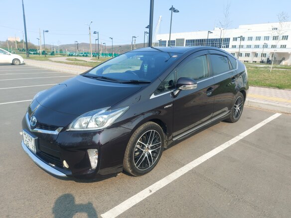 2012 Toyota Prius III Рестайлинг (XW30), фиолетовый, 1470000 рублей