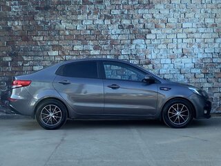 2015 Kia Rio III Рестайлинг, серебристый, 1050000 рублей, вид 4
