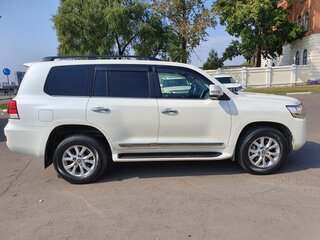 2016 Toyota Land Cruiser 200 Series Рестайлинг 2, белый, 11000000 рублей, вид 3