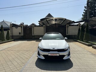 2021 Kia K5 III, белый, 3900000 рублей, вид 1
