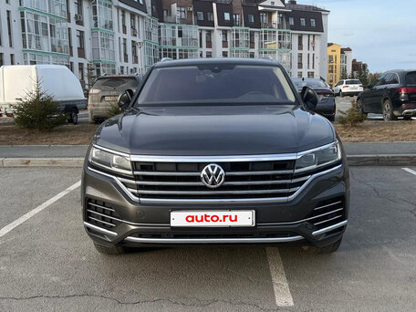 2020 Volkswagen Touareg III, серый, 4500000 рублей, вид 3