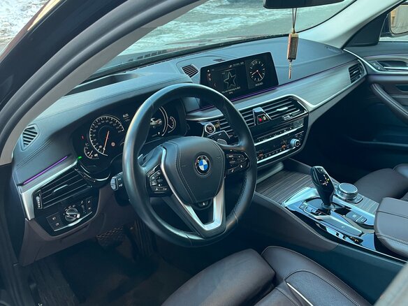 2018 BMW 5 серии 520d VII (G30/G31/G38), чёрный, 3550000 рублей - вид 3