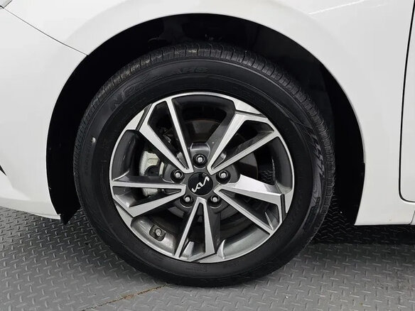 2024 Kia K3 II (China Market) Рестайлинг, белый, 1900000 рублей - вид 10
