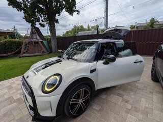 2021 Mini Hatch Cooper S III (F55/F56) Рестайлинг 2, белый, 3750000 рублей, вид 2